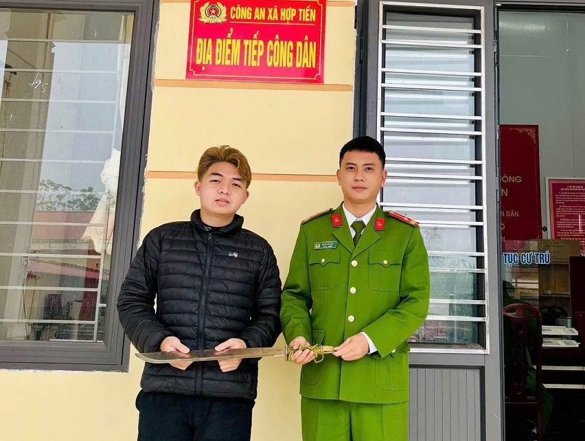 Công an xã Hợp Tiến tăng cường vận động Nhân dân giao nộp vũ khí, vật liệu nổ